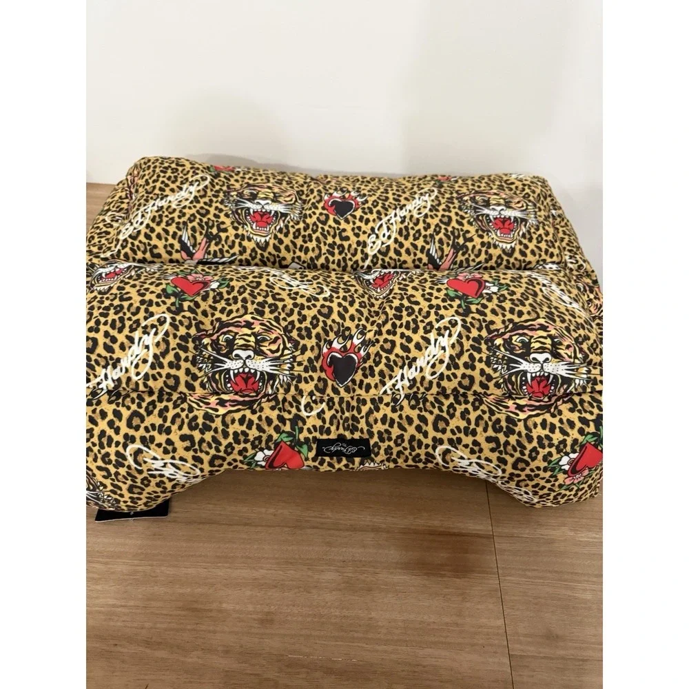 Ed Hardy Pet Cuddler Pet Dog Bed Medium 28x22 Leopard Tiger Hearts Plush NWT